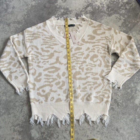 Leani Loose Knit Leopard Print Sweater Beige tan Size Small New - Picture 7 of 11